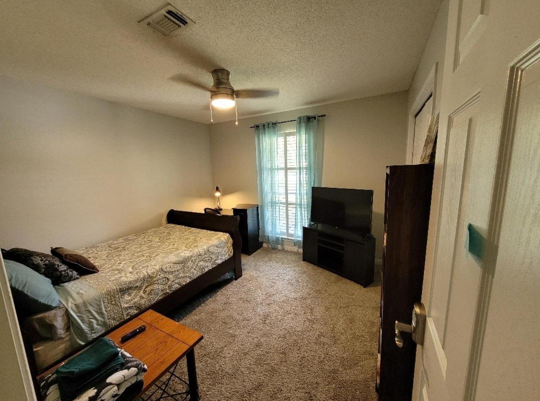 Bedroom Four Minutes From Beach Pensacola Exterior photo